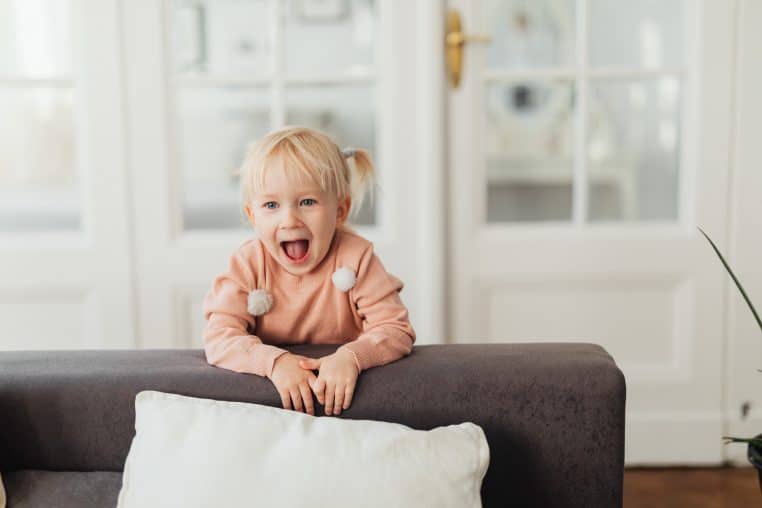 Une petite fille ouvre la porte à un inconnu