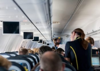 Voici l'hôtesse de l'air la plus drôle du monde (Vidéo)