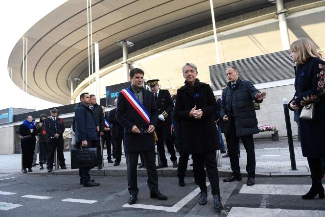 La Première ministre, Elisabeth Borne, et le maire de Saint-Denis (Seine-Saint-Denis), Mathieu Hanotin, au Stade de France, le 13 novembre 2022, pour la pose d'une plaque rendant hommage aux victimes de la attentats terroristes du 13 novembre 2015. 