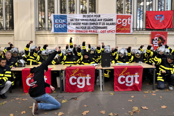Agenouillez-vous en hommage à un officier qui s'est suicidé.  Lors de la grève des salariés de GRDF, sur le site de la Trudaine, à l'appel du syndicat CGT-Energie et UGICT, le 24 novembre 2022, à Paris.