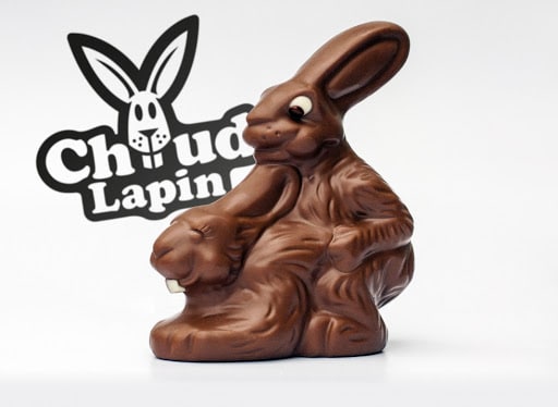 un homme très prude discute avec son ami qui est un lapin chaud