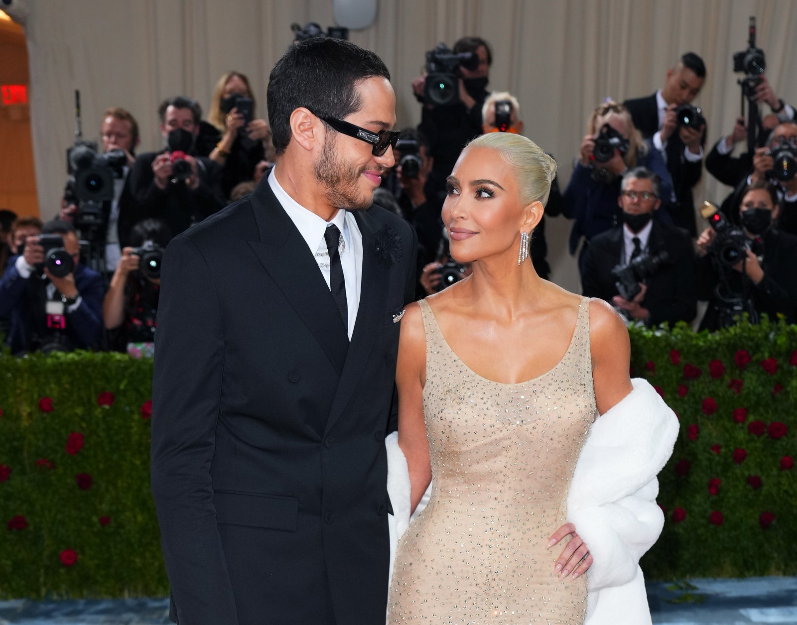 NEW YORK NEW YORK 02 MAI Pete Davidson et Kim Kardashian assistent au gala du Met 2022 célébrant en Amérique une anthologie...