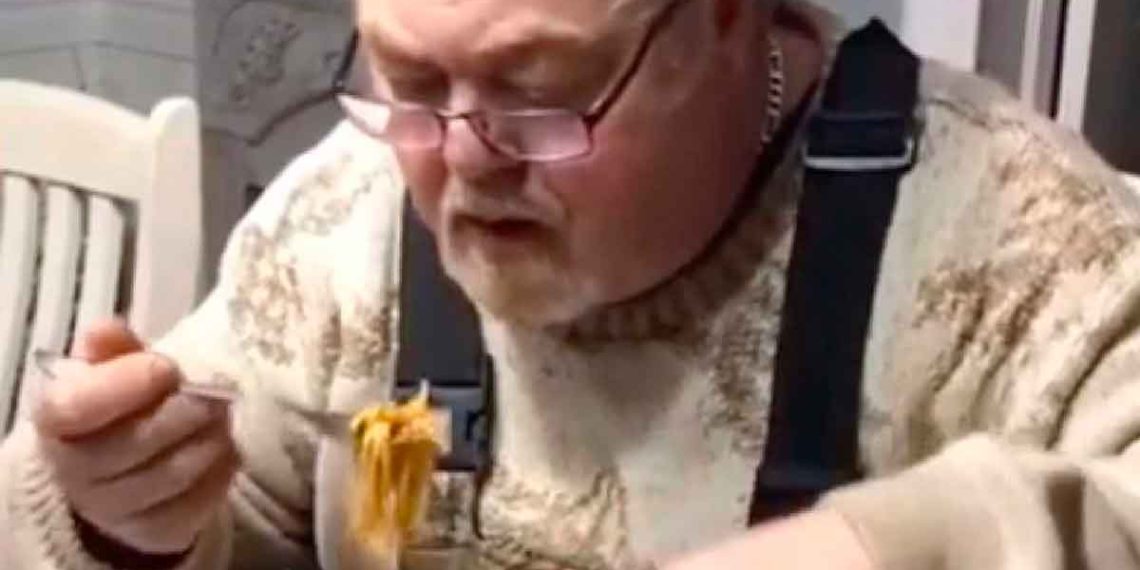 Cet homme dévaste les spaghettis en trouvant une façon originale (mais très pratique) de manger ses pâtes

 