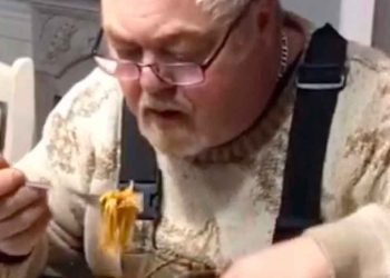 Cet homme dévaste les spaghettis en trouvant une façon originale (mais très pratique) de manger ses pâtes