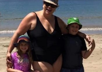 Son mari prend cette photo d'eux à la plage mais... si vous regardez bien, ce n'est pas qu'une simple photo de famille ordinaire...
