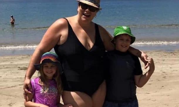 Son mari prend cette photo d'eux à la plage mais... si vous regardez bien, ce n'est pas qu'une simple photo de famille ordinaire...

 