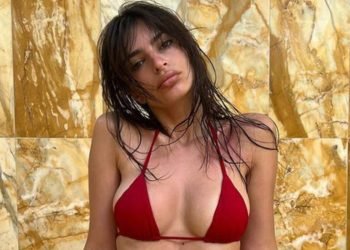 Dos nu et fesses à l'air... Sa nouvelle année a fait des ravages !