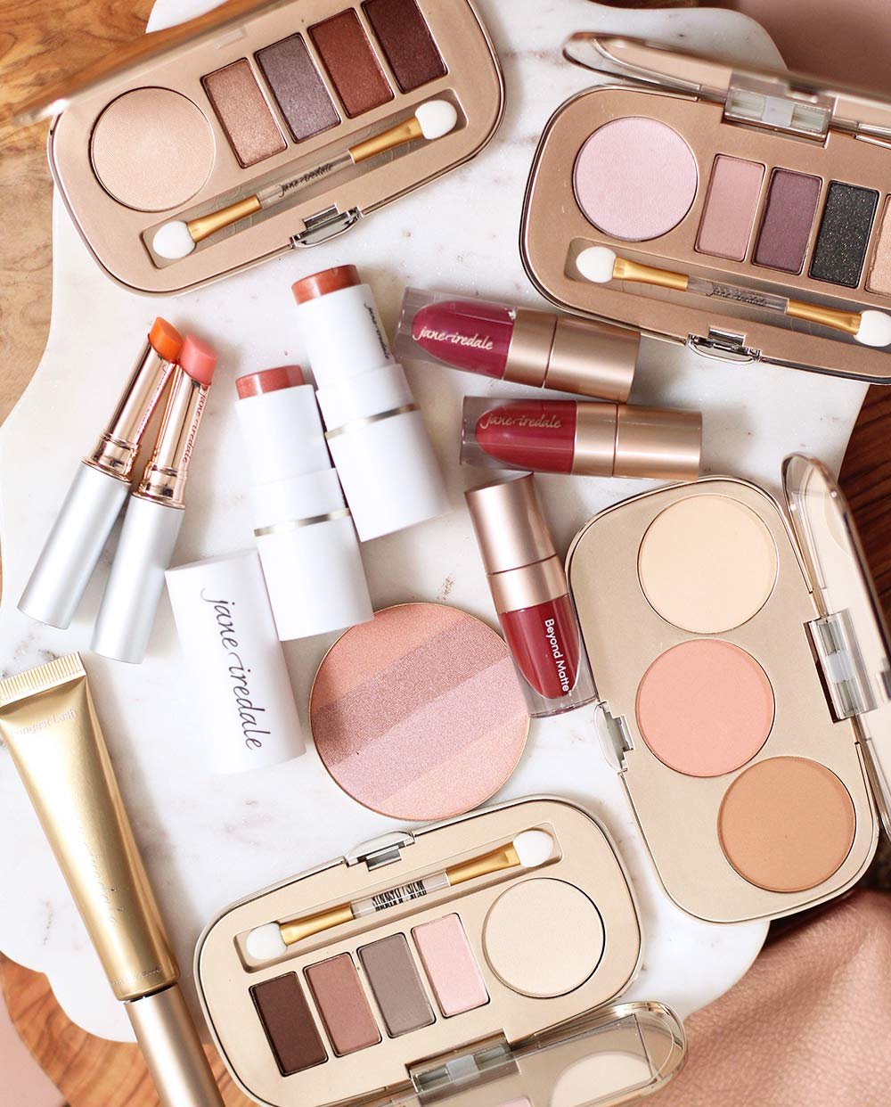 Enregistrement : maquillage Jane Iredale, bottes de pluie Kamik et absence de l'agitation – Thebuzzly