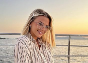 Robe longue, chignon : Kelly Vedovelli est éblouissante