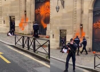 Des militants repeignent la façade de Matignon