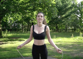 Une YouTubeuse saute à la corde avec et sans soutien-gorge pour montrer la différence