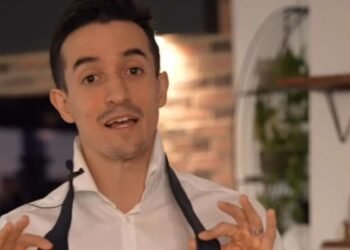 Tibo InShape partage sa technique pour faire un nœud de cravate en une minute