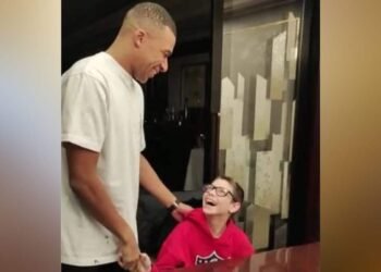 Kylian Mbappé fait une merveilleuse surprise à un enfant malade, une scène émouvante