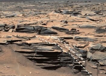 Le cratère de Mars est "rempli" de pierres précieuses d'opale, faisant allusion à une eau répandue et à une éventuelle vie microbienne