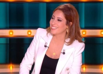 Face à Miss France 2023, Léa Salamé affiche son regret de l'avoir invitée... (vidéo)