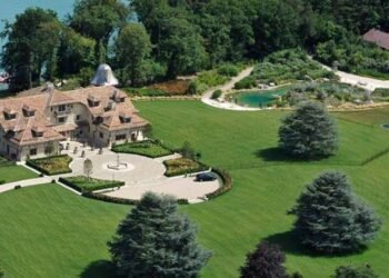 son énorme villa est à vendre à un prix fou !