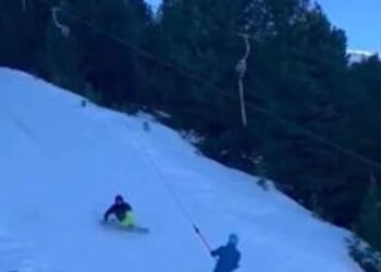 Il tombe du lève-fesses et frappe (vidéo)