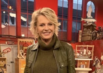 Sophie Davant pose en robe, elle tient de nombreuses remarques