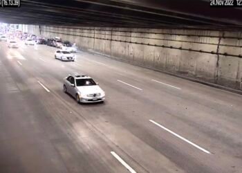 Cette vidéo montre un carambolage de 8 voitures après qu'une Tesla autonome s'est soudainement arrêtée dans un tunnel