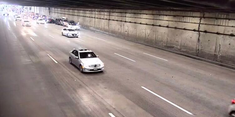 Cette vidéo montre un carambolage de 8 voitures après qu'une Tesla autonome s'est soudainement arrêtée dans un tunnel – Thebuzzly