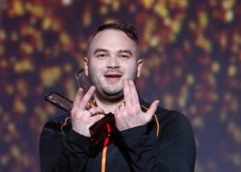 Jul signe un contrat avec un célèbre club de football français