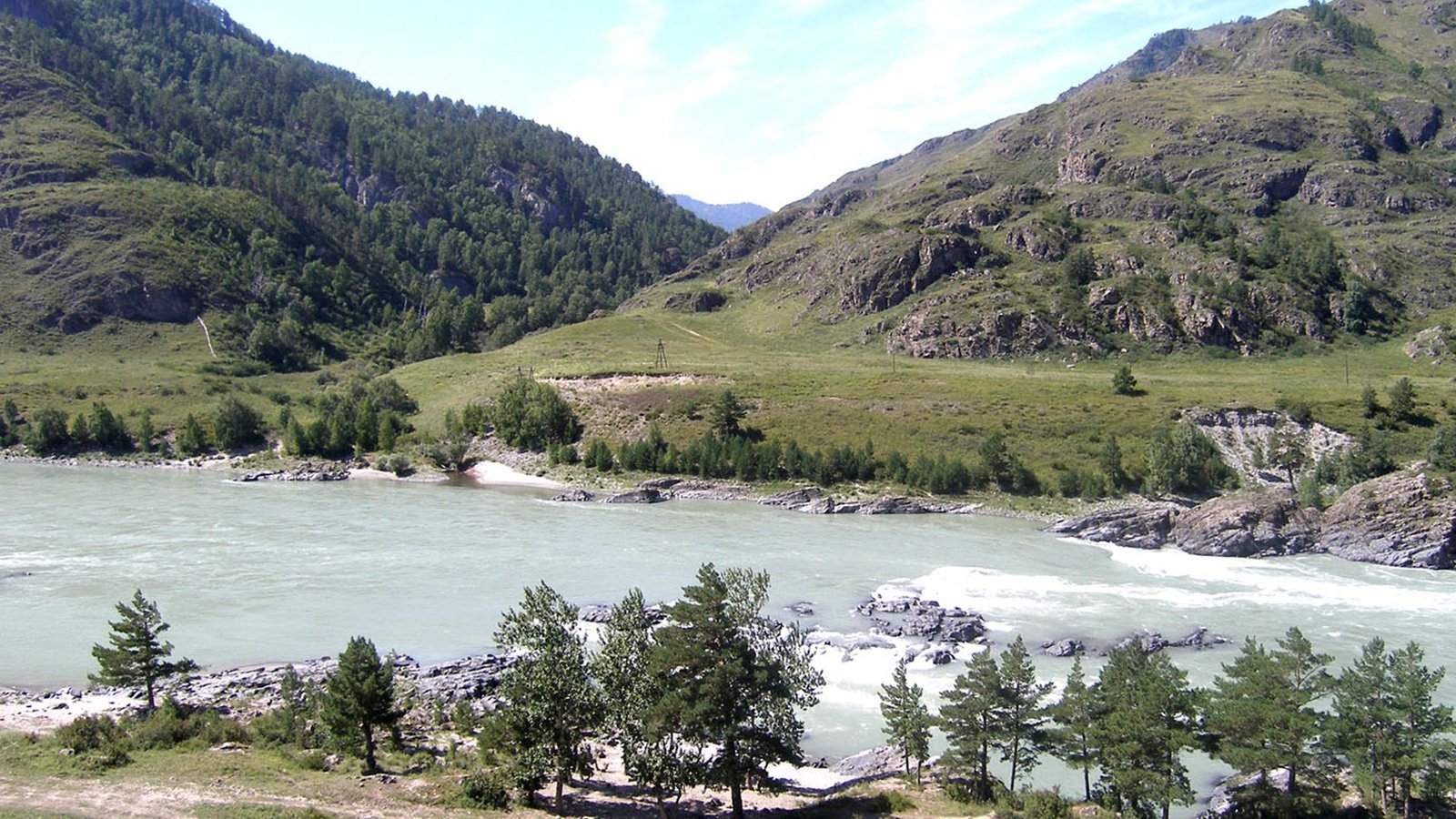 Vue sur la vallée du ruisseau et la grotte