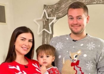 Une candidate de télé-réalité en roue libre devant son fils