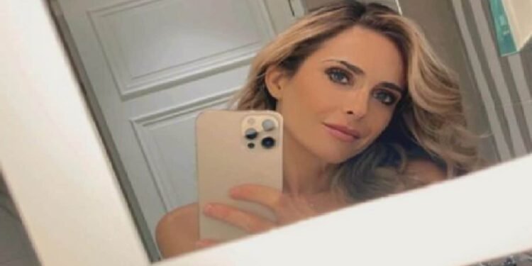 Dans les coulisses, Clara Morgane fait monter la température (Photo)