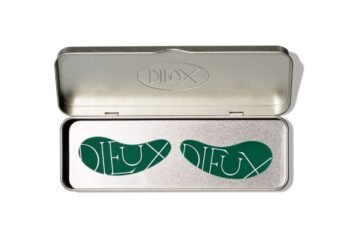 Ce masque pour les yeux réutilisable fait partie du "rituel" de soins de la peau de Hailey Bieber