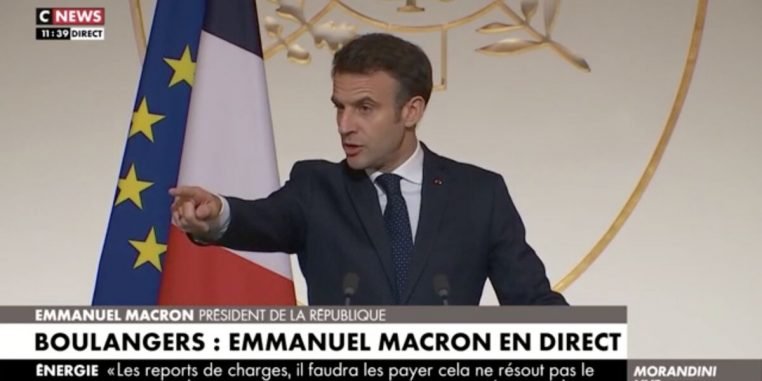 Emmanuel Macron vient en aide à une jeune femme