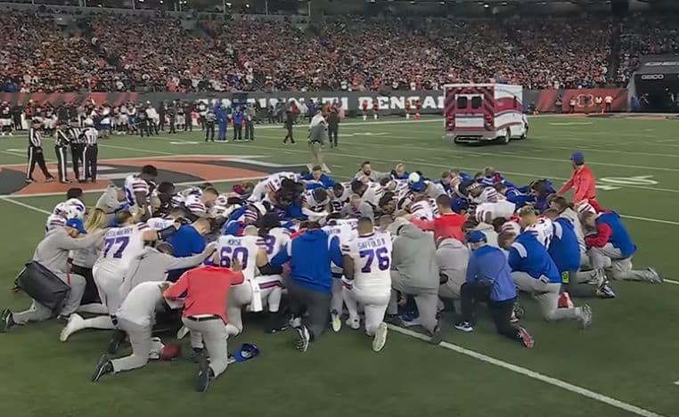 En plein match de football américain, et après un violent choc, ce joueur s'effondre au milieu du terrain... (vidéo) – Thebuzzly