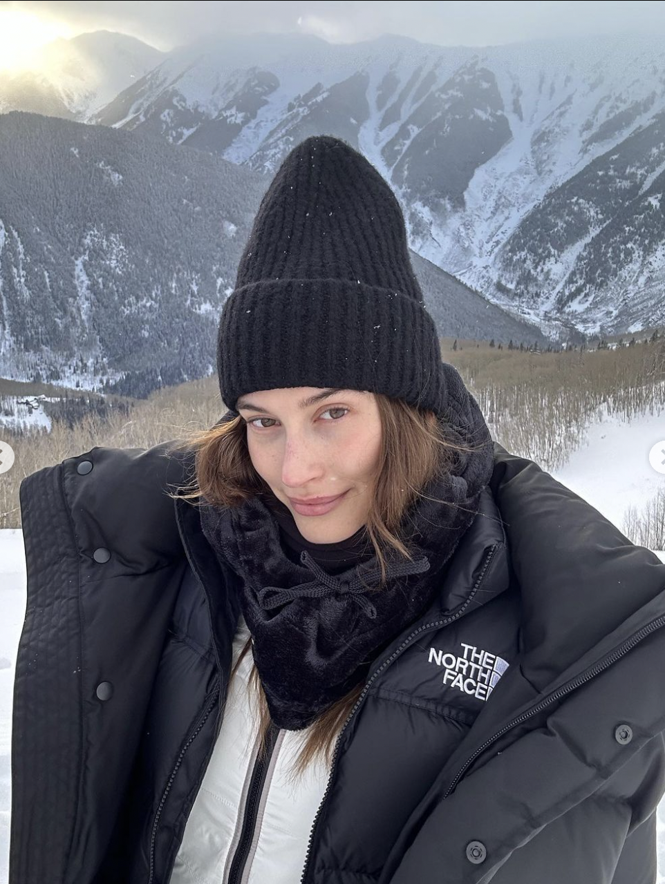 Hailey Bieber a superposé deux doudounes pour un jour de neige avec Justin