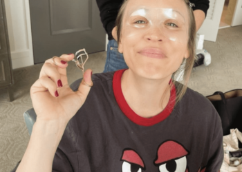 Kaley Cuoco a utilisé ce masque anti-poches avant les Golden Globes