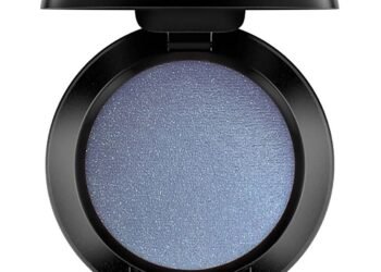 Le fard à paupières bleu 'Washed denim' est la teinte cool-girl qui nous emmène au printemps