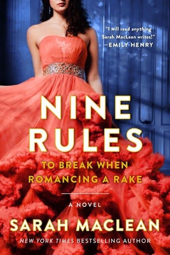 Couverture du livre ou Sarah MacLean's Nine Rules When Romancing A Rake avec une femme en robe rouge à volants posant devant un...