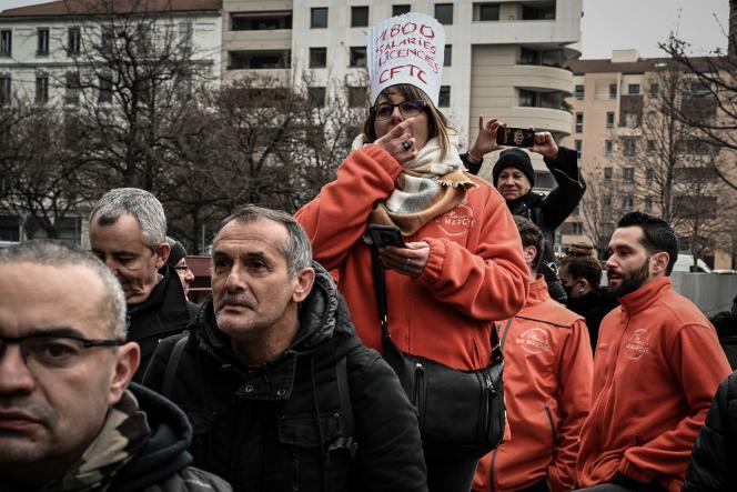 Des salariés de l'enseigne Place du Marché devant le tribunal de commerce de Lyon, le 11 janvier 2023.