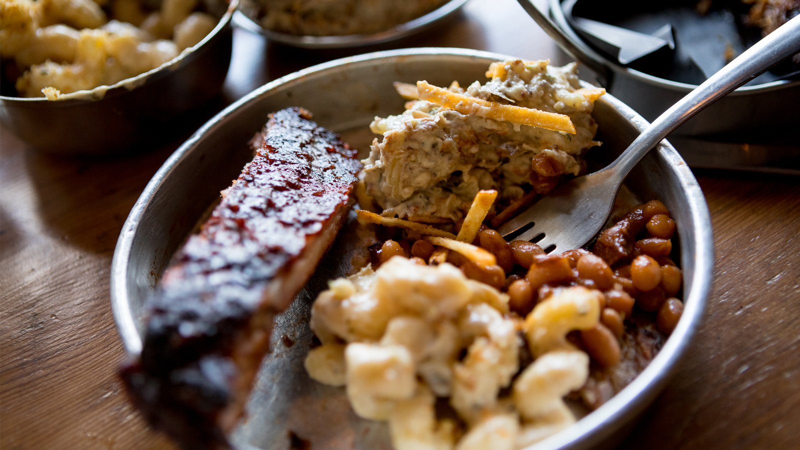 Au-dessus de la vue du repas barbecue avec une variété de plats d'accompagnement et de viande