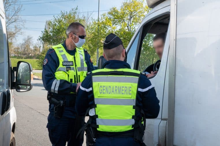 Sur une route de campagne, un gendarme fait signe à un chauffeur... – Thebuzzly