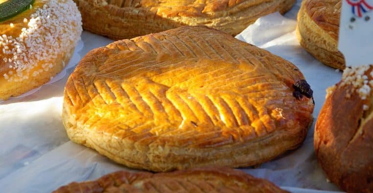 Un couple prépare une galette des rois – Thebuzzly