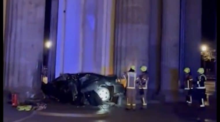 Une voiture s'écrase sur un monument célèbre – Thebuzzly