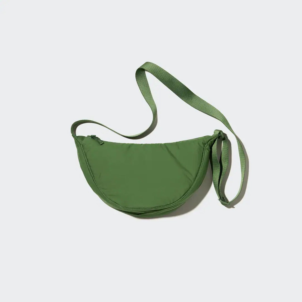 Le mini sac à bandoulière rond Uniqlo est tendance sur TikTok