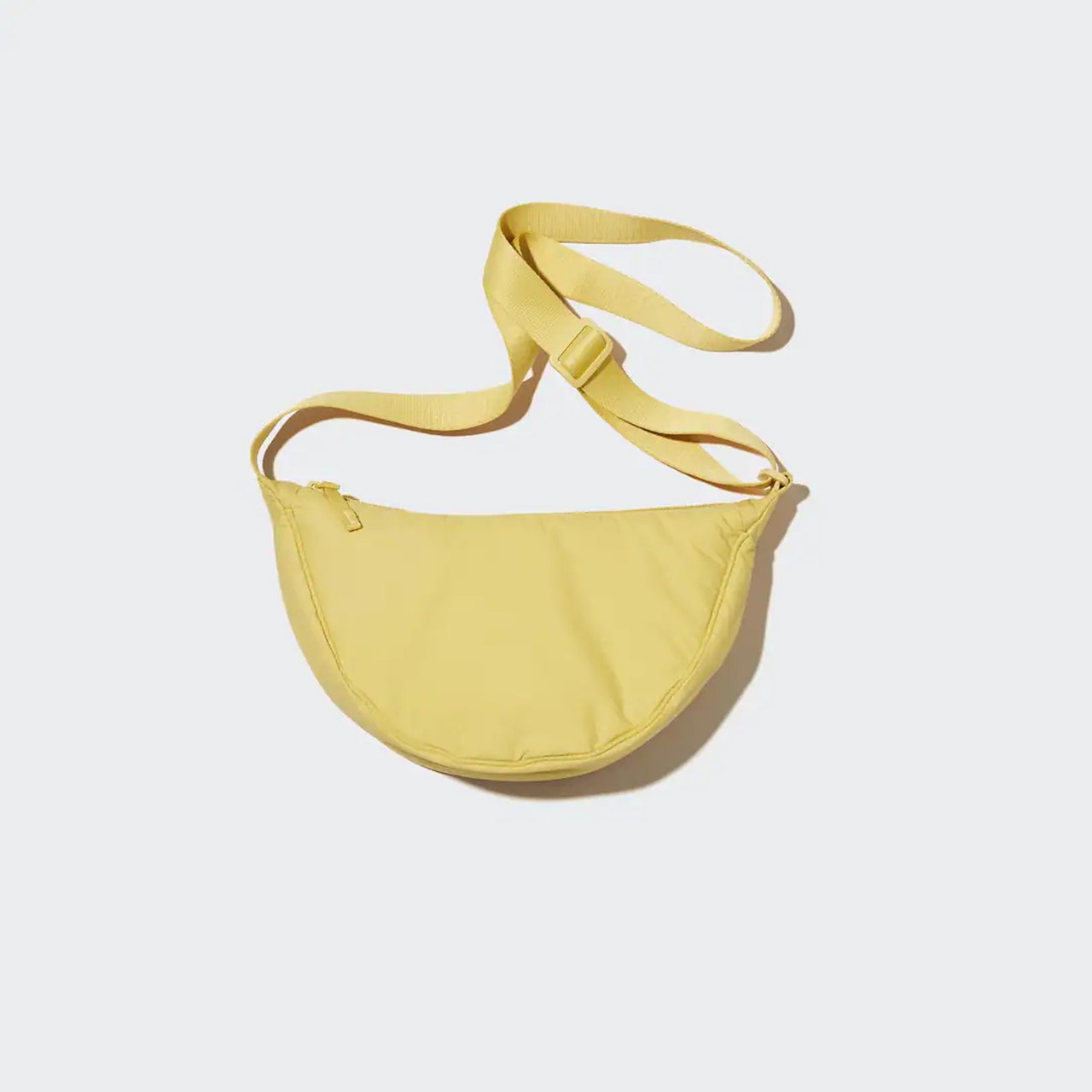 Le mini sac à bandoulière rond Uniqlo est tendance sur TikTok