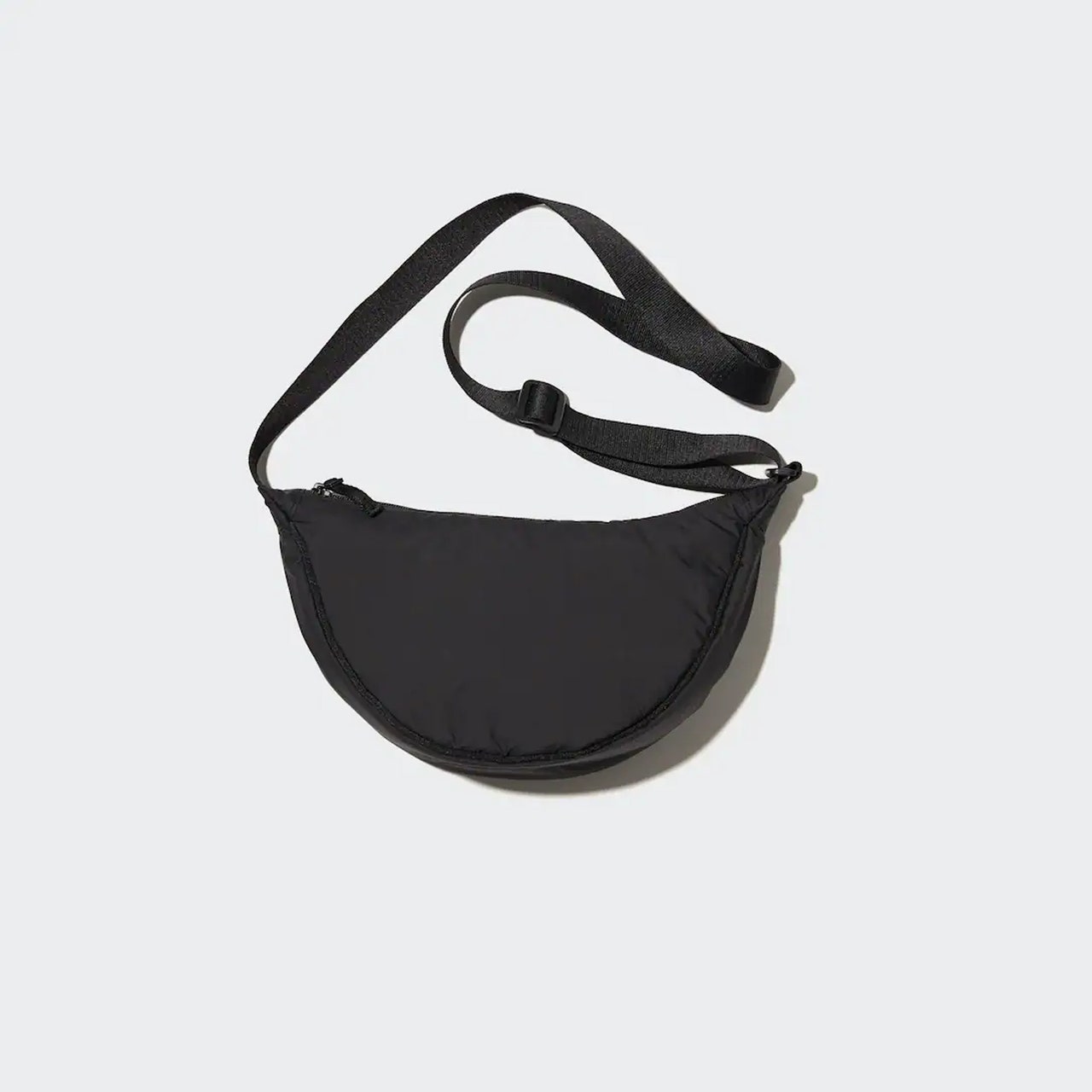 Le mini sac à bandoulière rond Uniqlo est tendance sur TikTok