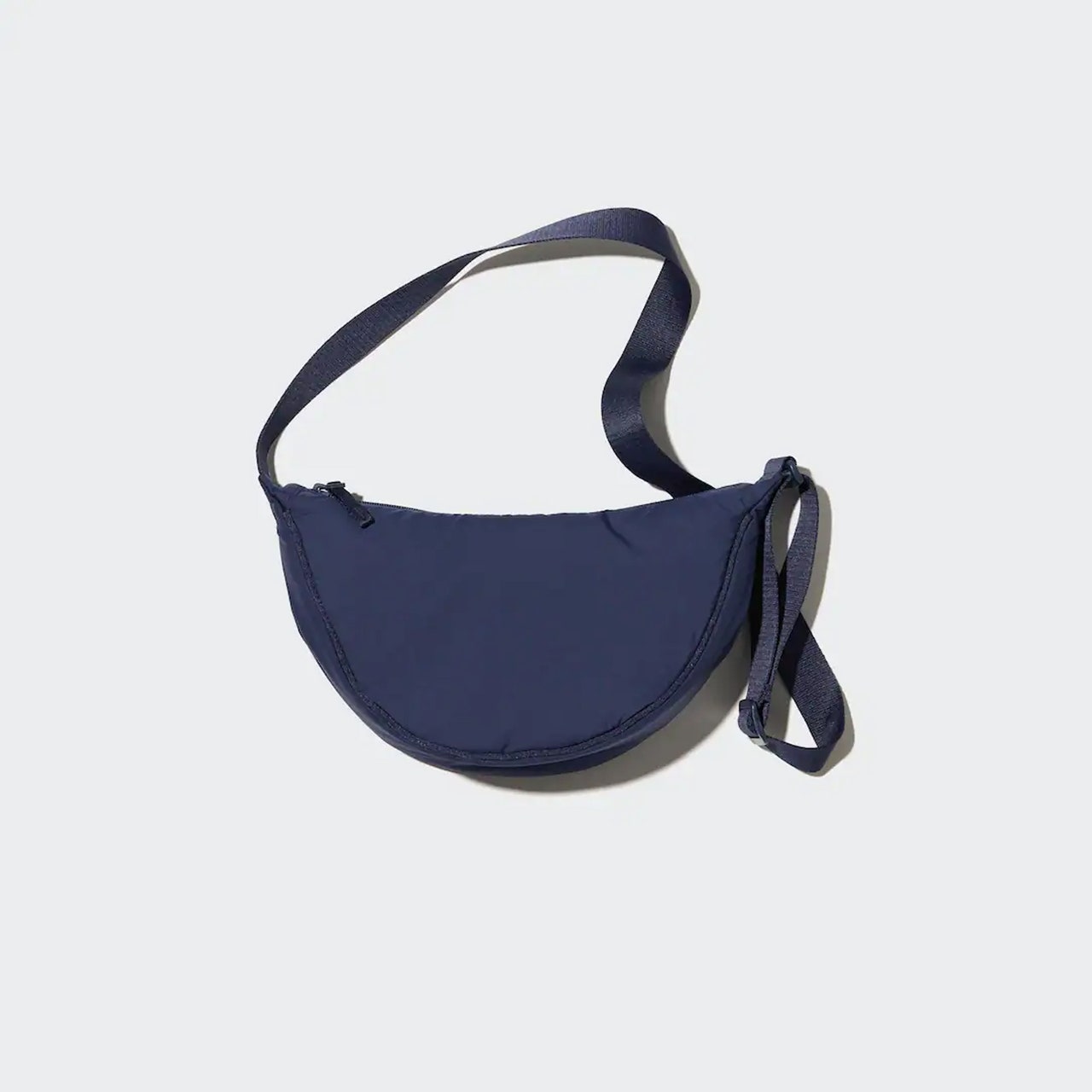 Le mini sac à bandoulière rond Uniqlo est tendance sur TikTok