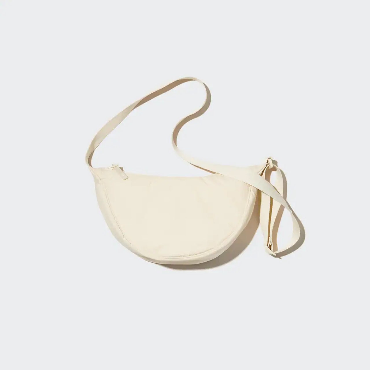 Le mini sac à bandoulière rond Uniqlo est tendance sur TikTok