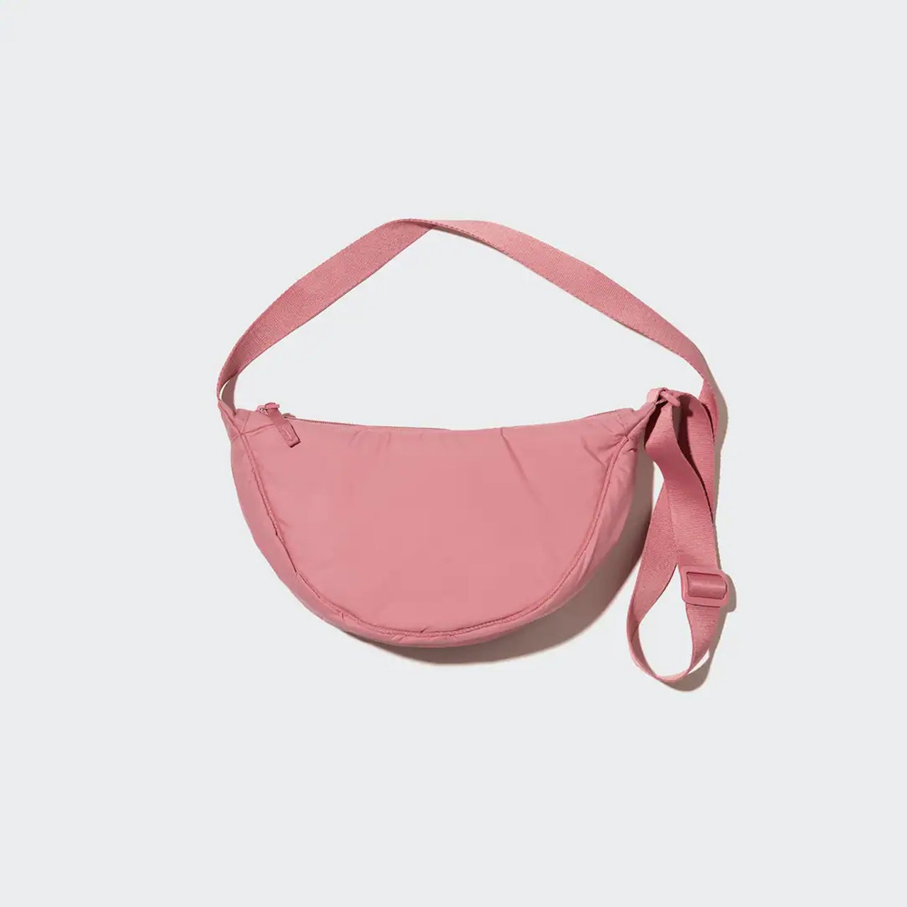 Le mini sac à bandoulière rond Uniqlo est tendance sur TikTok