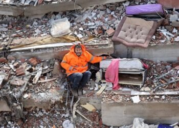 Un père tient la main de sa fille morte sous les décombres