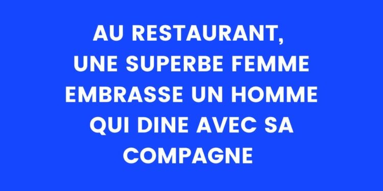 Au restaurant, une belle femme embrasse un homme qui dîne avec sa petite amie