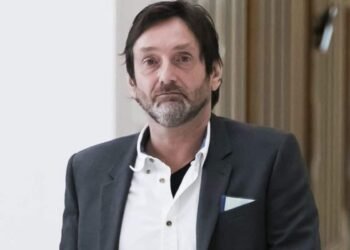 deux individus ont été vus s'enfuyant de la voiture de l'humoriste