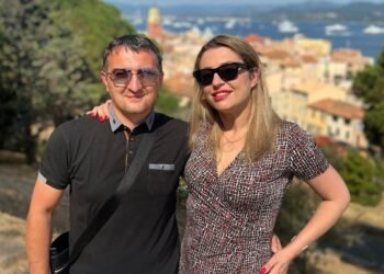 son mari la surprend avec un valentin pas comme les autres